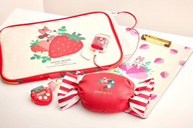 画像: ©Disney ノートパソコンケース 3,000円、iPhone用USBコード 1,800円、AirPods用ケース 1,500円、クリップボード 1,000円、タイマー 950円、キーチェーン 1,500円、ポーチ 1,200円