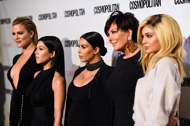 画像: 左から三女クロエ、長女コートニー、次女キム、母クリス、末っ子カイリー。