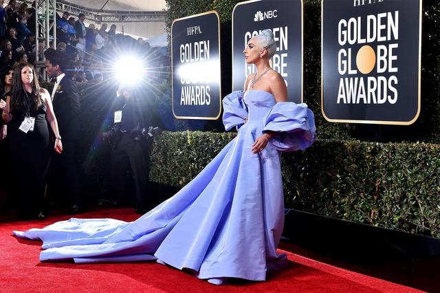 画像: 2019年のゴールデン・グローブ賞のレッドカーペットでポーズを決めるシンガーのレディー・ガガ。