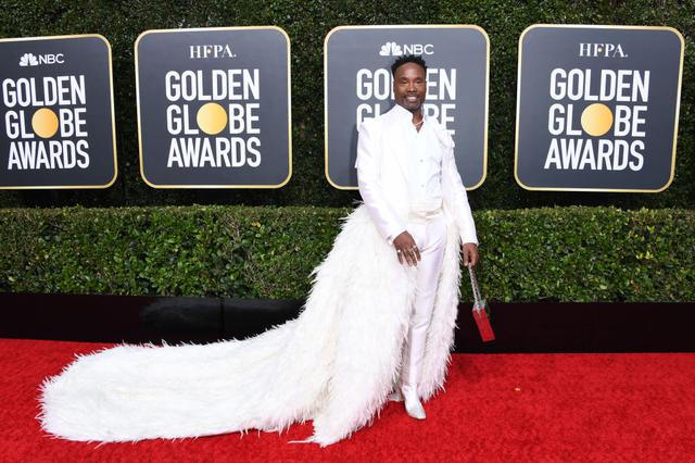 画像: ビリー・ポーター、イスに「座れない」ルックで登場