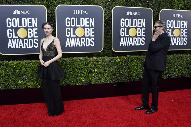 画像: レッドカーペットに揃って登場したホアキン・フェニックスとルーニー・マーラ。