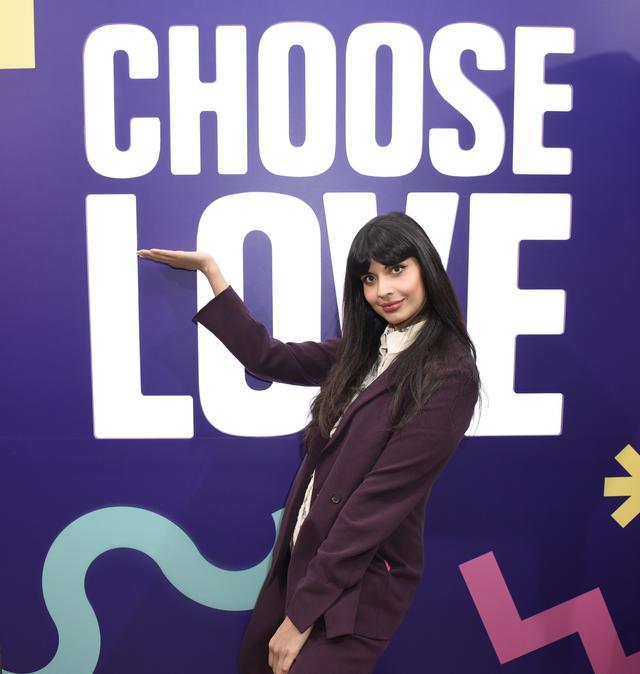 画像: 難民支援を示すバッチ「Choose Love」