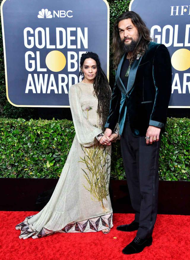 画像: ジェイソン・モモア、タンクトップ1枚に