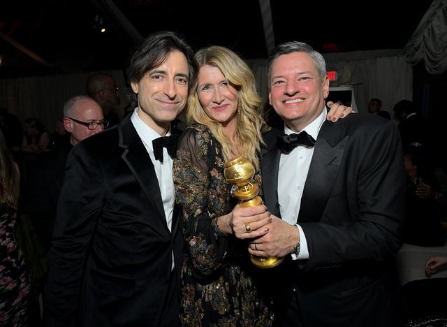 画像: 『マリッジ・ストーリー』ノア・バームバック監督(左)、ローラ・ダーン、Netflix幹部テッド・サランドス