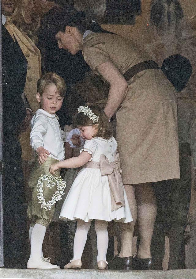画像: キャサリン妃の妹ピッパ・ミドルトンの結婚式でジョージ王子とシャーロット王女の面倒をみるマリア。
