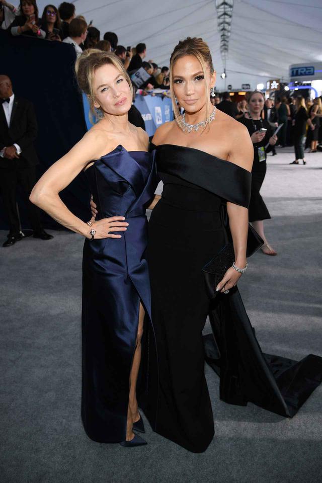 画像: レネー・ゼルウィガーとジェニファー・ロペス。