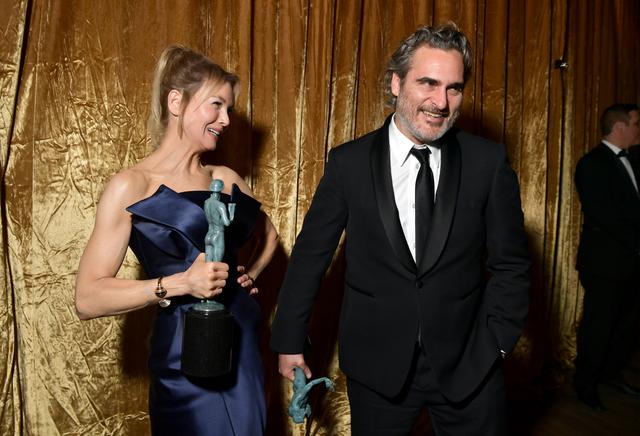 画像: レネー・ゼルウィガー(左)、ホアキン・フェニックス