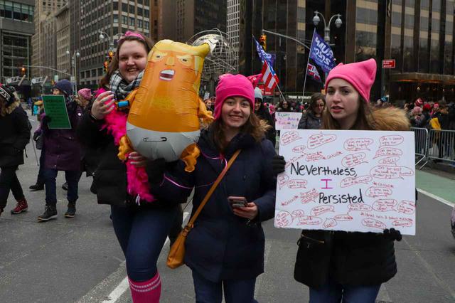画像: トランプ大統領の行動は赤子のようだと揶揄するために2018年に作られた ベビートランプ のアイテムも見かけられた。