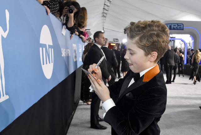 画像: 3、『ジョジョ・ラビット』子役ローマン・グリフィン・デイビス、男の子とセルフィー