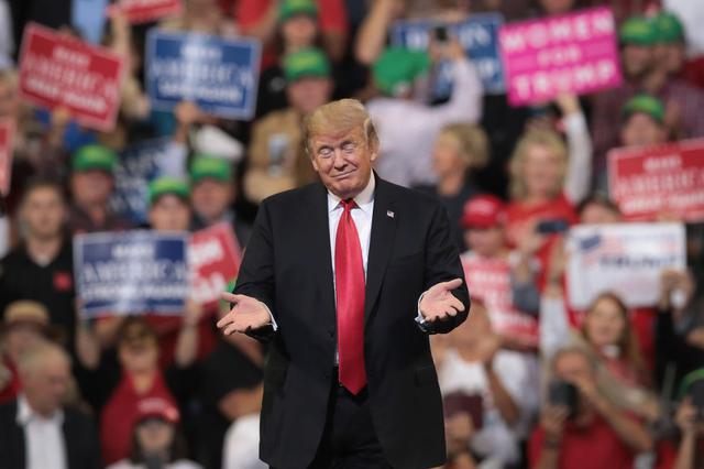 画像: ※上院はトランプ大統領の与党・共和党が多数派を維持する一方で、下院は野党・民主党が多数派を奪還。これにより上院と下院で多数派が異なる「議会ねじれ」の状態が続くこととなり、党派間の分断が進み、「決められない政治」が続くことに。さまざまな問題を解決するための議論が停滞すると予想された。テイラーは故郷テネシー州で自身が推していた民主党議員が落選したことにも肩を落とした。