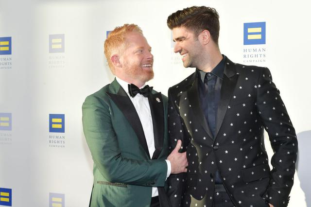 画像: ジェシーと夫ジャスティンは、テイラー・スウィフトの2019年のLGBTQ+アンセム「ユー・二ード・トゥ・カーム・ダウン」のMVにそろって出演していることでも知られる。