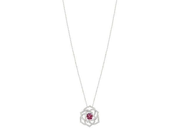 画像: ピアジェ ローズ ペンダント (G33U0982) 本体価格:¥1,208,000(税抜)/素材:18Kホワイトゴールド、ダイヤモンド約0.53ct、ピンクトルマリン1.30ct