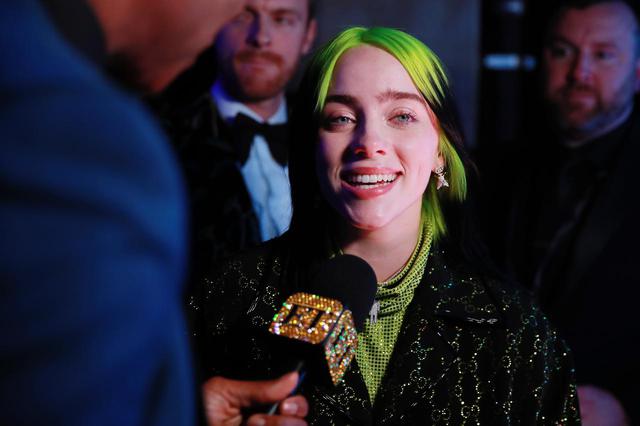 画像7: ビリー・アイリッシュ、レコード賞の受賞を知った瞬間をパシャリ