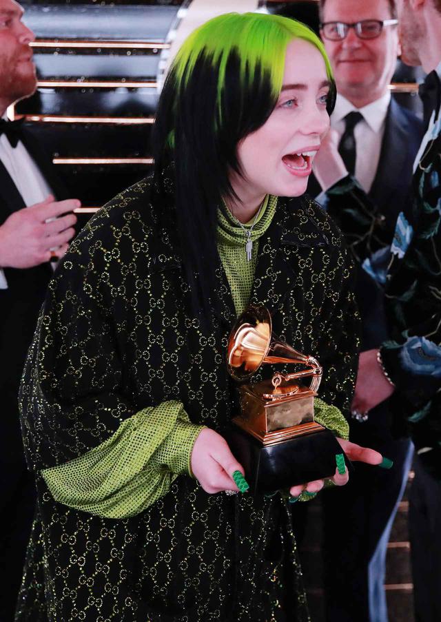 画像5: ビリー・アイリッシュ、レコード賞の受賞を知った瞬間をパシャリ