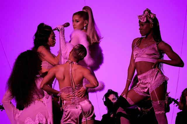 画像: アリアナ・グランデが曲の歌詞を変更