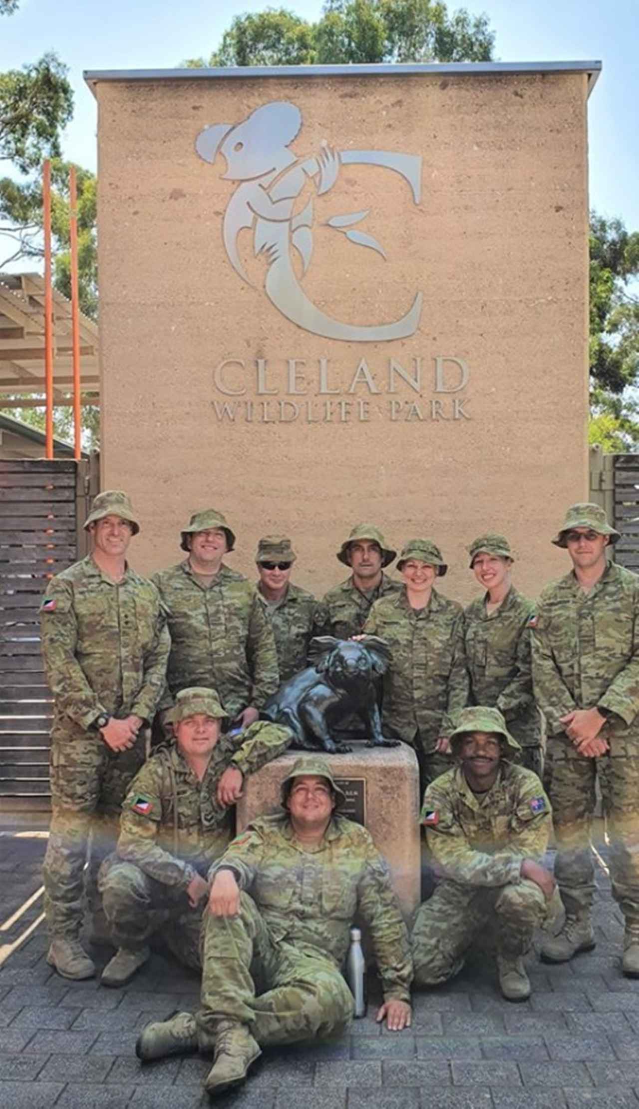 休日にコアラを抱っこして看病!オーストラリア軍兵士たちの姿に癒される フロントロウ 海外セレブ情報を発信