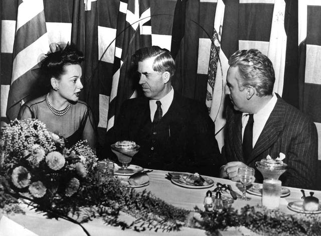 画像: 当時のアメリカ副大統領ヘンリー・A・ウォレス(中央)と会談するダドリー・ニコルズ(右)。(1944年撮影)