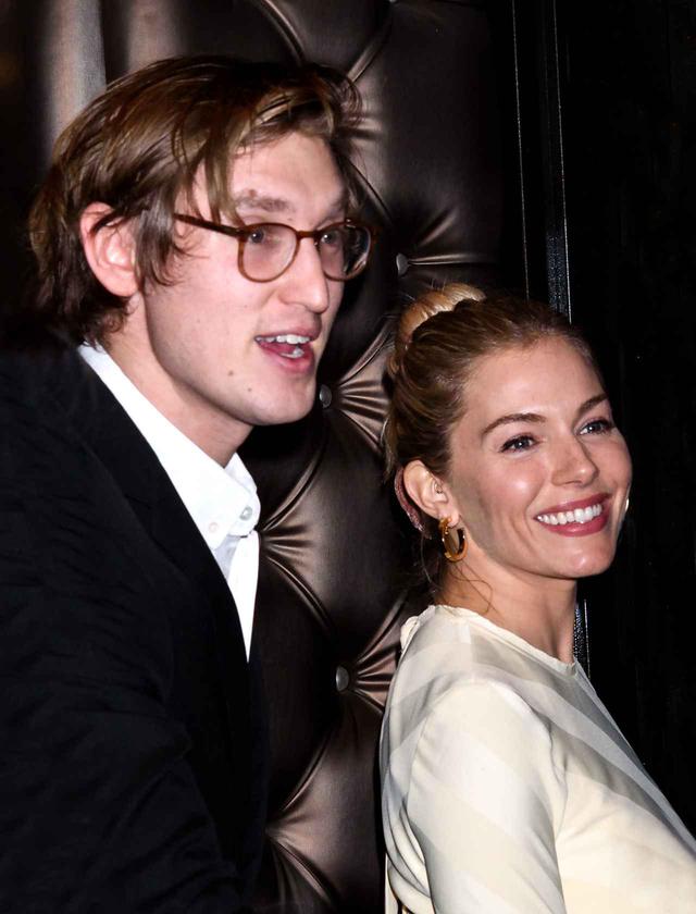 画像1: 恋多きシエナ・ミラーが婚約