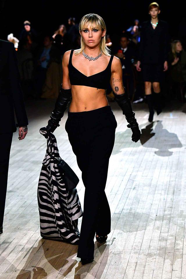 画像: マーク・ジェイコブスの2020年秋冬コレクションにマイリーが