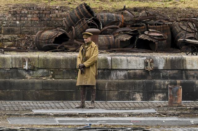 画像: 『1917 命をかけた伝令』撮影中にキャッチされたマーク・ストロング