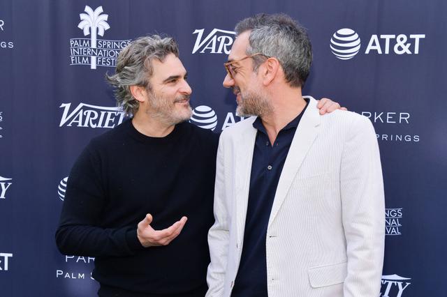 画像: 仲の良いホアキンとフィリップス監督