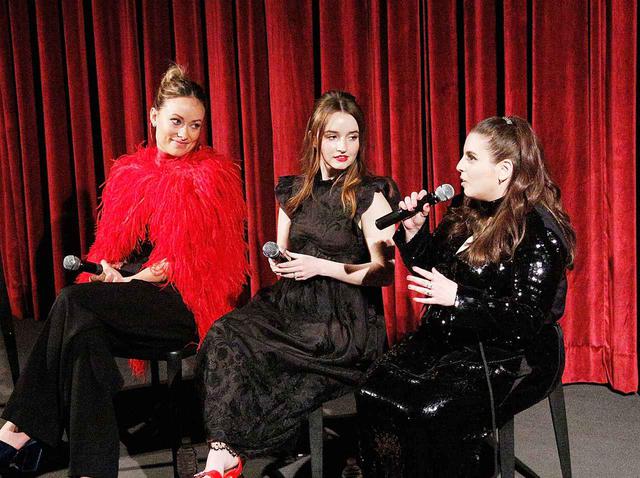 画像: 『Booksmart(ブックスマート)』監督のオリヴィア・ワイルド(左)、主演のケイトリン・ディーヴァー(中央)とビーニー・フェルドスタイン(右)。