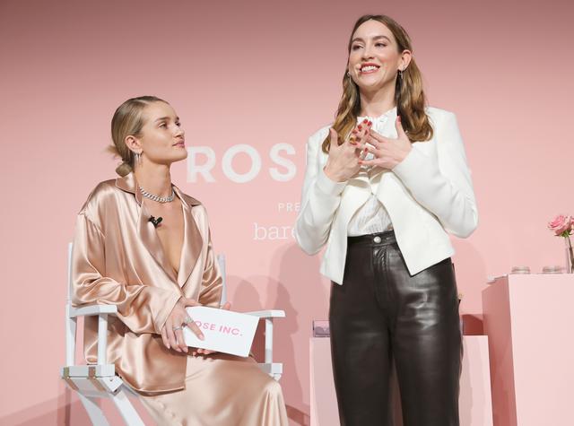 画像: モデルのロージー・ハンティントン・ホワイトリーとメイクアップアーティストのニッキー・デロースト
