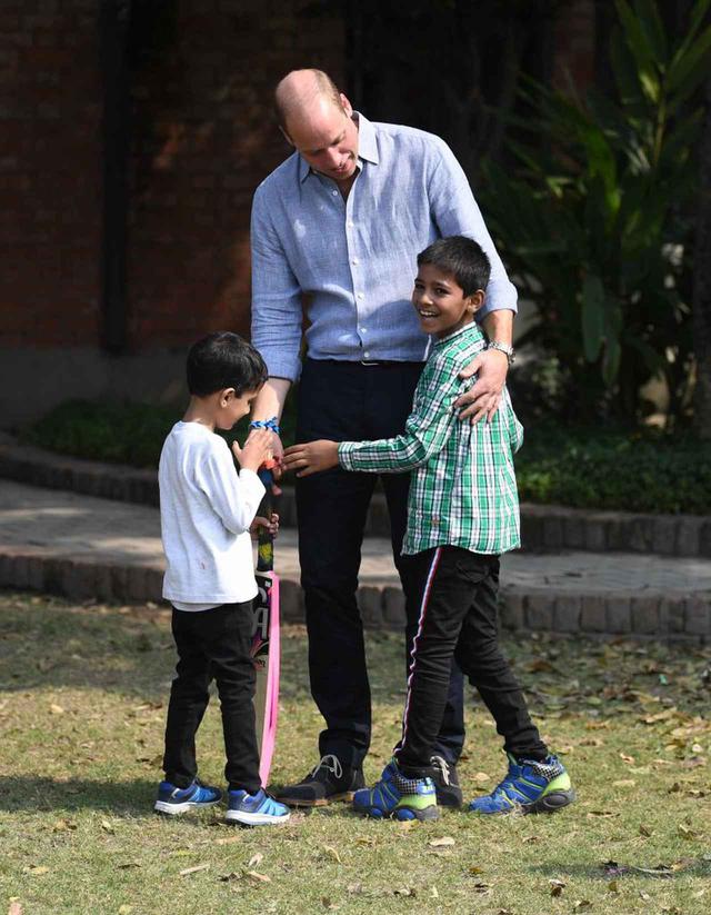 画像: パキスタンで、現地の子供たちとスポーツを楽しんだウィリアム王子。