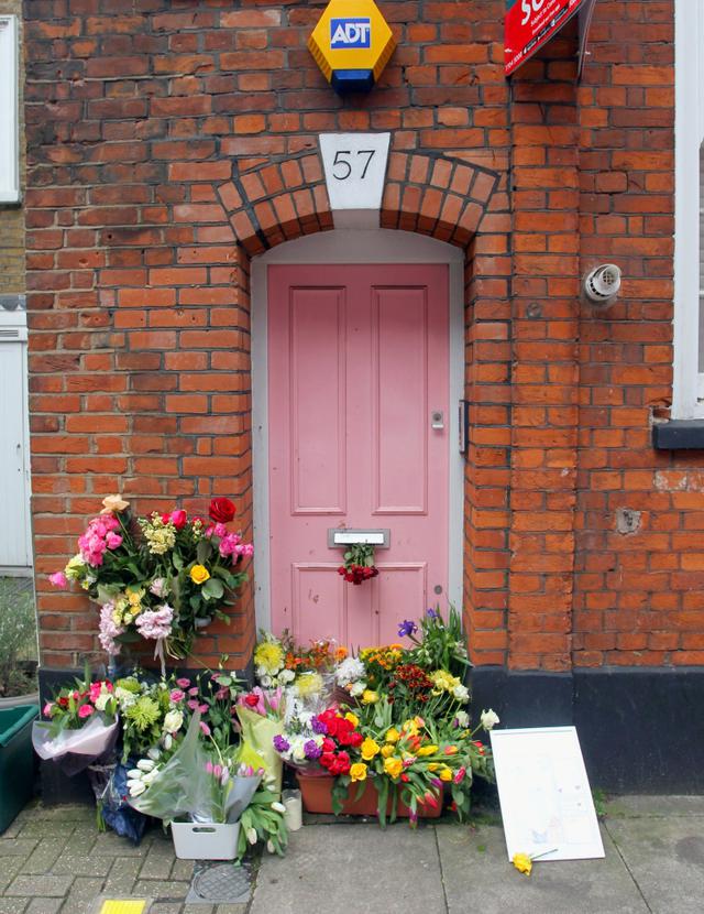 画像: キャロラインの遺体が見つかった自宅前には、ファンたちからたくさんの花や別れの手紙が手向けられた。