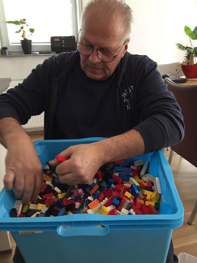 画像: レゴ・スロープ製作にはリタおばあちゃんの夫も協力している。©Rita Ebel/Facebook