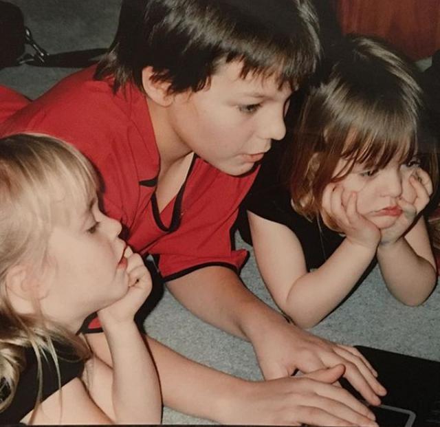 画像: 妹たちにゲームを教える、お兄ちゃんのルイ。©Johannah Deakin