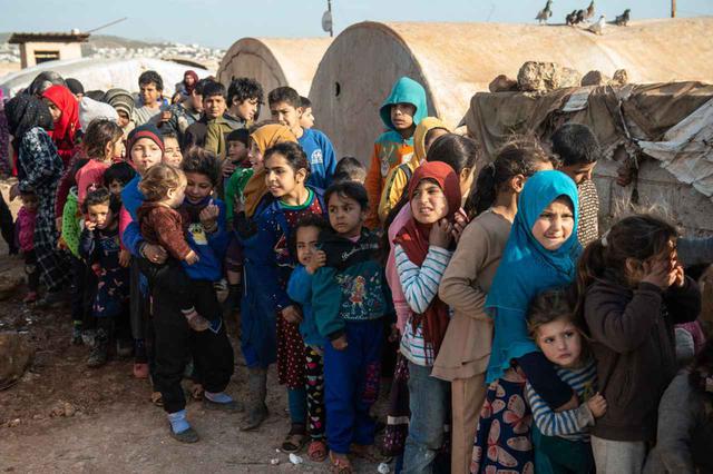 画像: 人道救助基金(İHH)の配給のために並ぶシリア難民の子供たち。(2020年2月20日撮影)