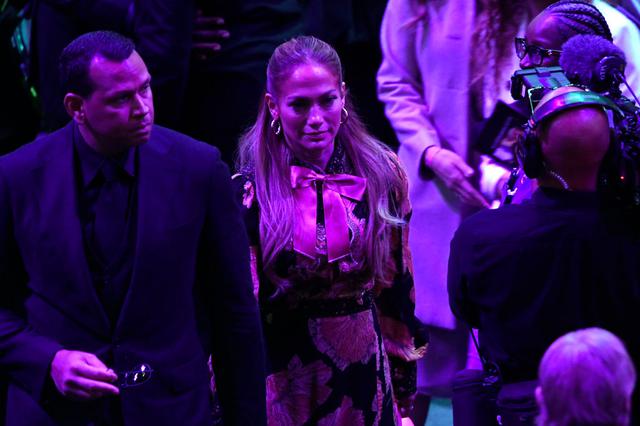 画像: 恋人で元メジャーリーガーのアレックス・ロドリゲスとともに会場を訪れたジェニファー・ロペス。