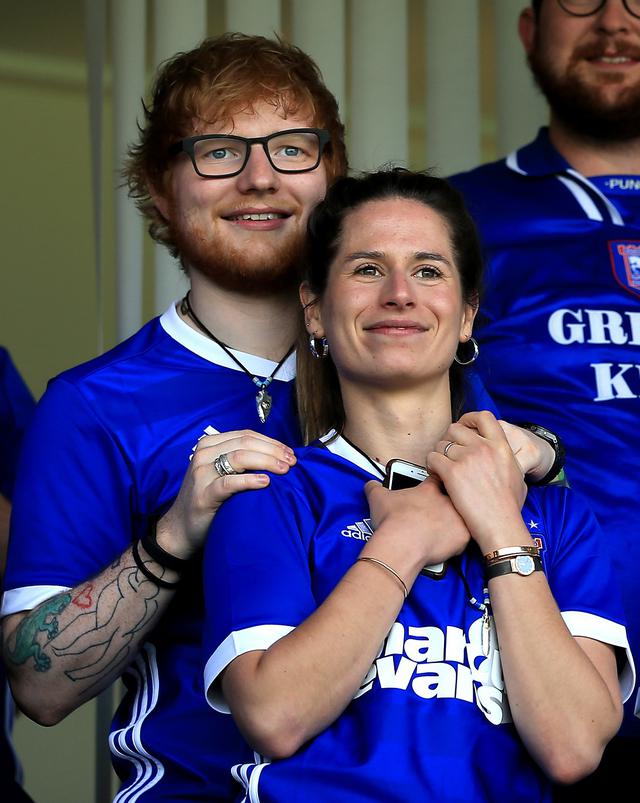 画像: エドと妻のチェリー。写真は2018年に開催された2人の地元チームが出場したサッカー試合にて撮影。