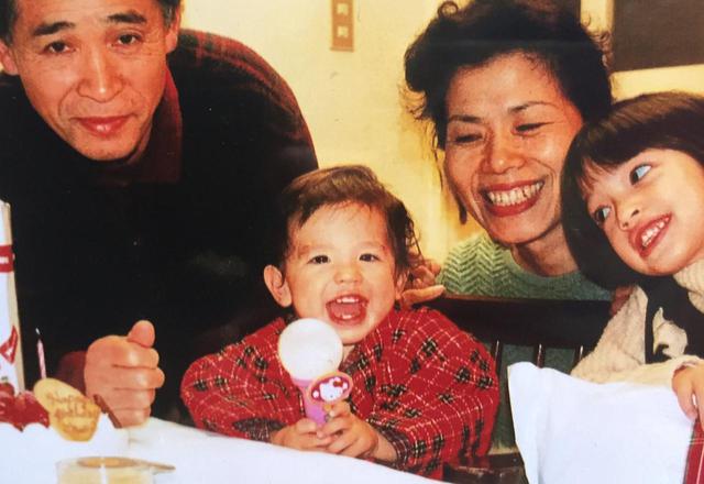画像: 2歳の頃のコナン・グレイ。幼い頃は日本語が第一言語だったけれど、今では英語メインだという。©Conan Gray