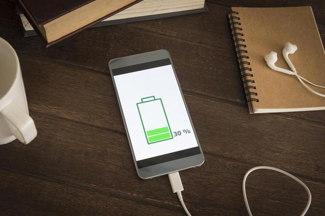 画像: 充電中に使用する人も多いスマホ