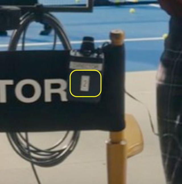画像: 「2」の上に貼られたステッカーには「Director(監督)」と書かれているよう。©Taylor Swift/ YouTube