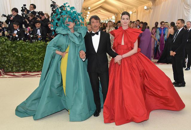 画像: 俳優のフランシス・マクドーマンド(左)、デザイナーのピエールパオロ・ピッチョーリ(中央)、アン・ハサウェイ(右)