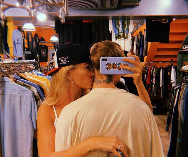 画像: 東京で撮影した写真。ジャスティンの首筋にキスをするヘイリー。 Photo:©Hailey Bieber/Instagram