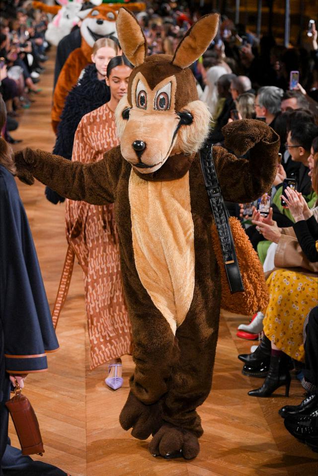 画像5: モデルとともにランウェイを闊歩