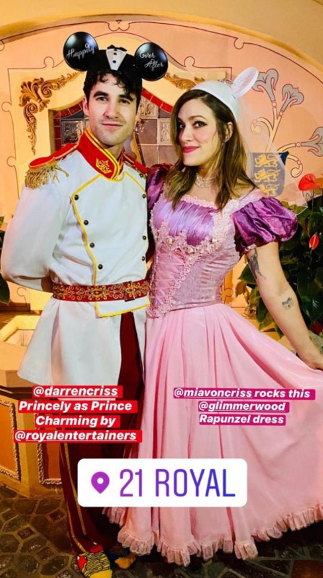 画像: ダレン&ミア夫妻。©Darren Criss/ Instagram