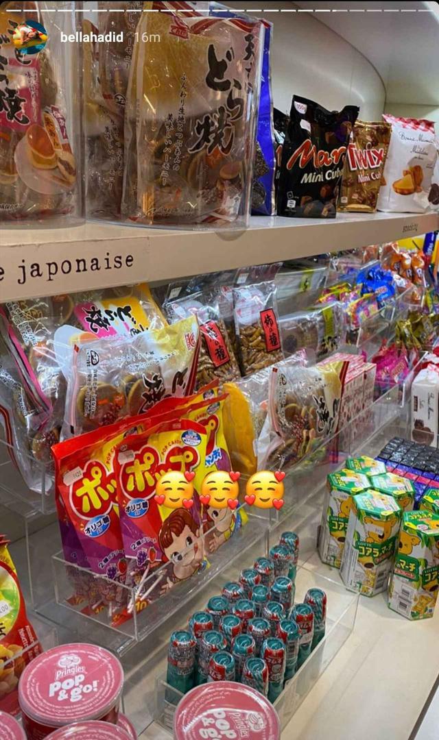 画像: ベラが日本のお菓子に夢中