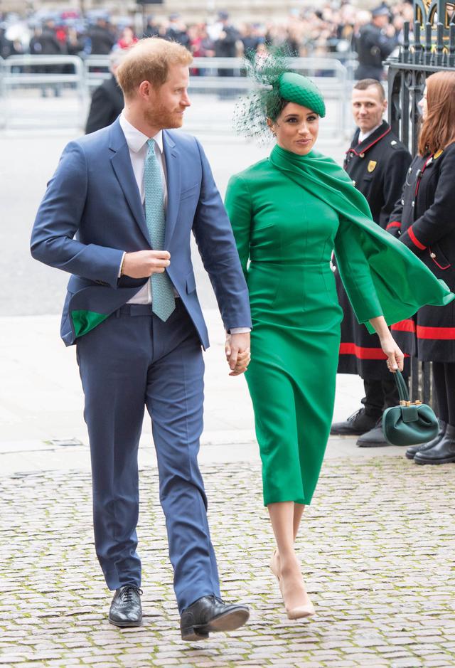 画像: コロンとしたシルエットのトップハンドルバッグはガブリエラ・ハースト(Gabriela Hearst)、カナダの冬の美しい景色をイメージしてデザインされたダイヤモンドのイヤリングはメゾン・バークス(Maison Birks)のもの。