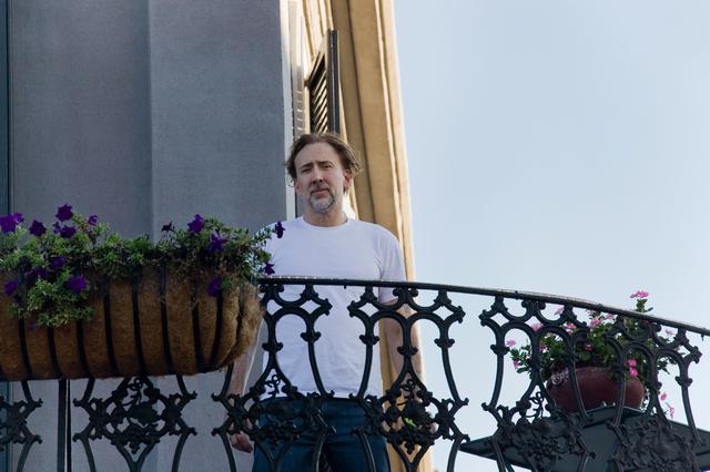 画像: マダム・ラローリーの館のベランダから顔を覗かせるニコラス・ケイジ