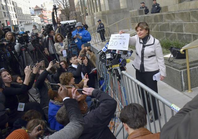 画像: 「This is what justice look like(正義とはこういうもの)」というメッセージにワインスタイン被告に課せられる禁錮刑の年数「20+3 years(23年)」と手書きで書き足された紙を報道陣に見せる原告側弁護人。