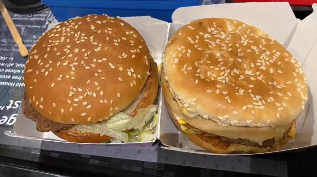 画像: 左側が買ったばかりのビッグマックで、右側が14ヵ月放置されたビッグマック。 ⓒBEEPER BEEF/YouTube