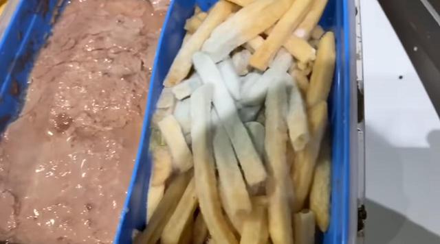 画像: 14ヵ月放置されたチョコレートミルクシェイクとマックポテト。 ⓒBEEPER BEEF/YouTube