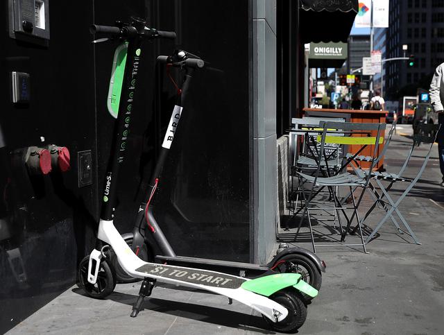 画像: レンタル電動スケーター業界では、Bird(バード)とLime(ライム)がシェア大手。街のあちこちへの乗り捨てが新たな社会問題となっている。