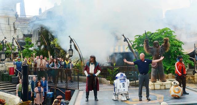 画像: 映画『スター・ウォーズ』をテーマにした新エリア「スター・ウォーズ:ギャラクシーズ・エッジ」のオープンを祝うボブ・チャペック氏