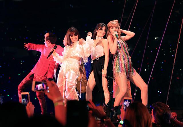 画像: グラストンベリーに出演するテイラー・スウィフト、カミラ・カベロ、チャーリーXCX。